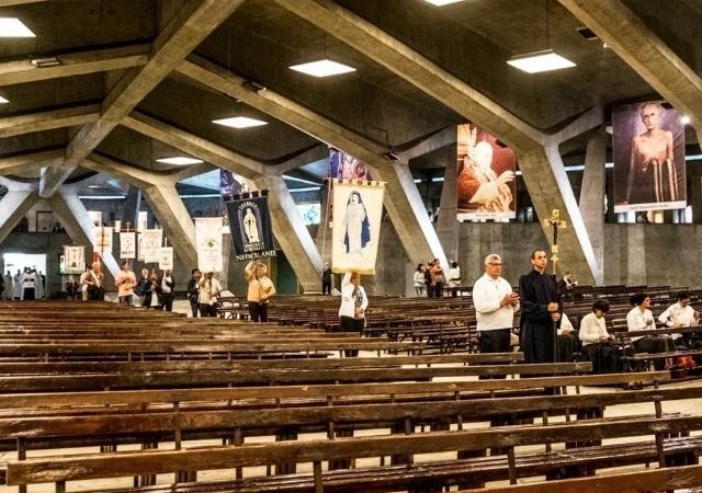 Lourdes-processione eucaristica