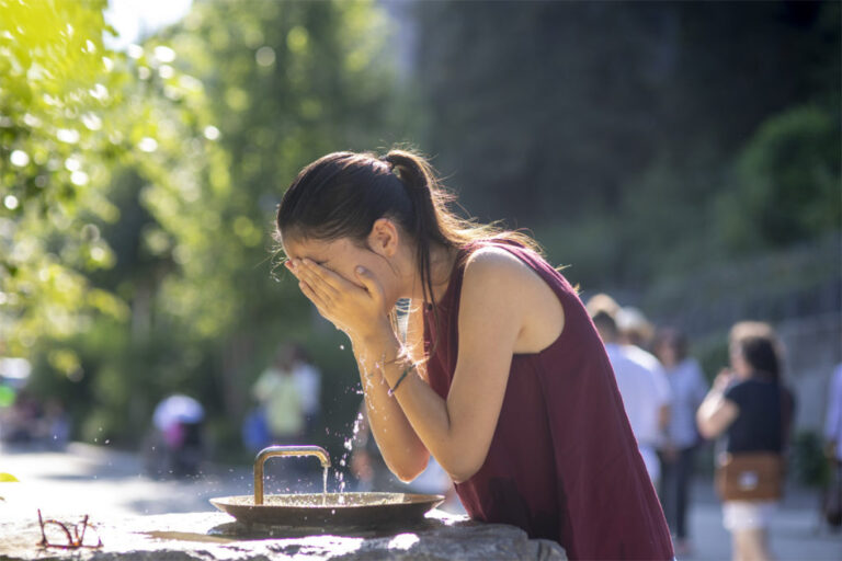il gesto dell'acqua lourdes